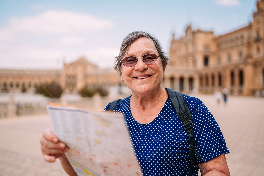 Mulher idosa no mapa para decidir o que visitar na cidade
