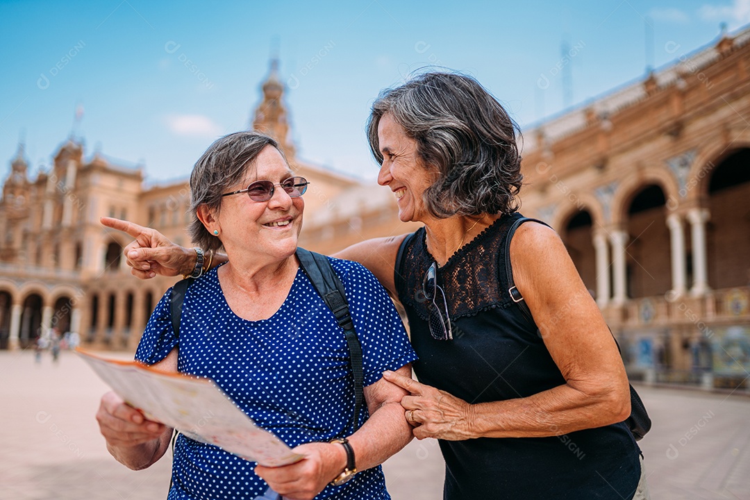 Dois amigos idosos no mapa para decidir o que visitar no cidade
