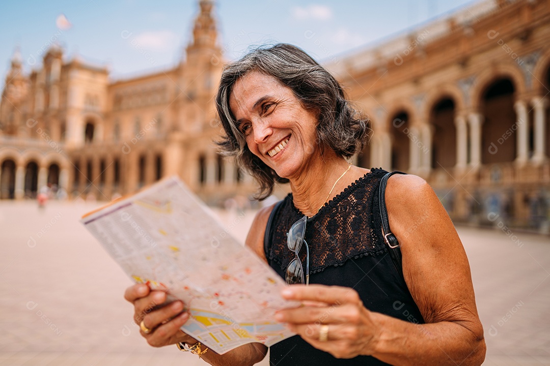 Mulher idosa no mapa para decidir o que visitar na cidade