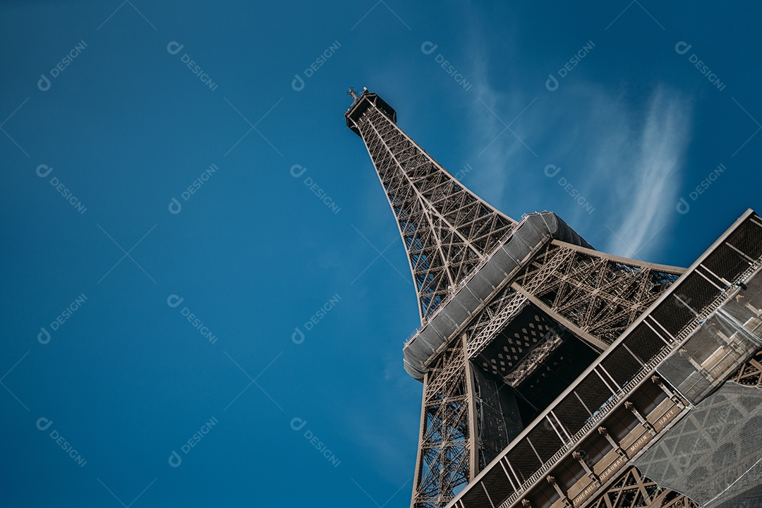Belo da Torre Eiffel com céu azul no dia, Paris, França.