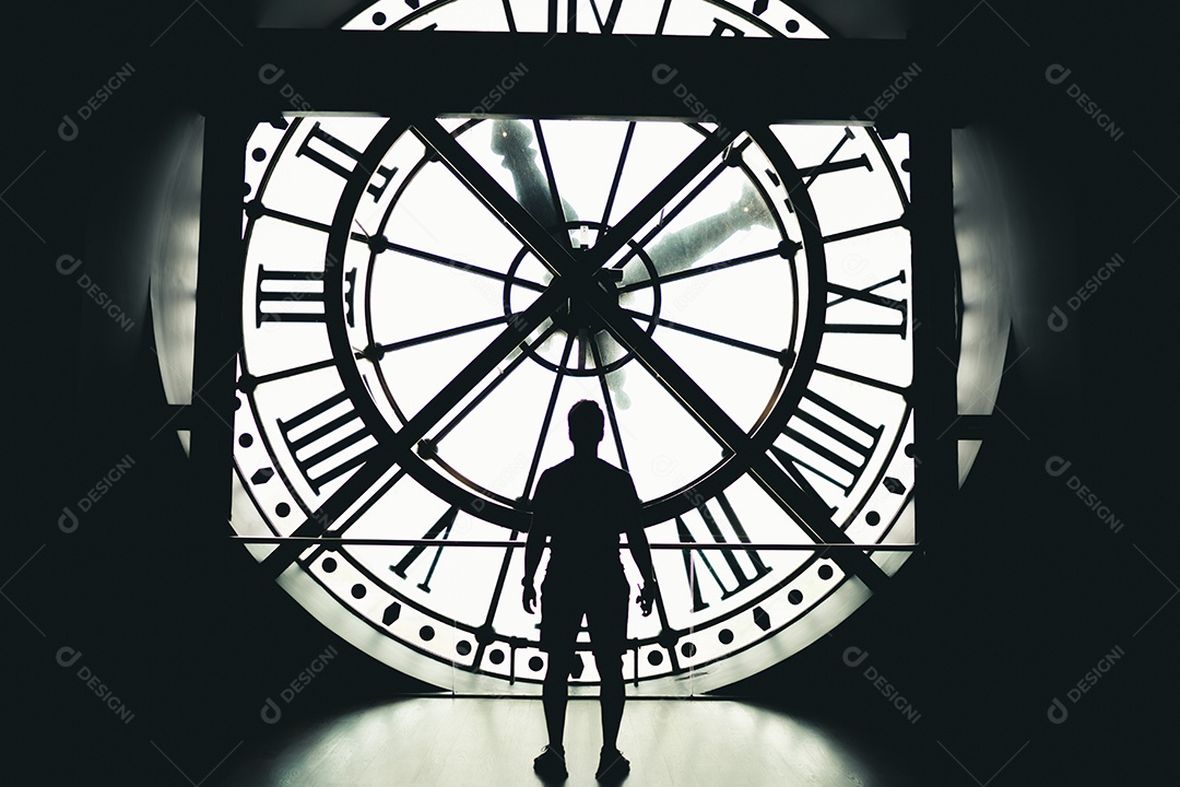 O tempo está se esgotando conceito. Dentro do Museu Orsay em Paris, um grande