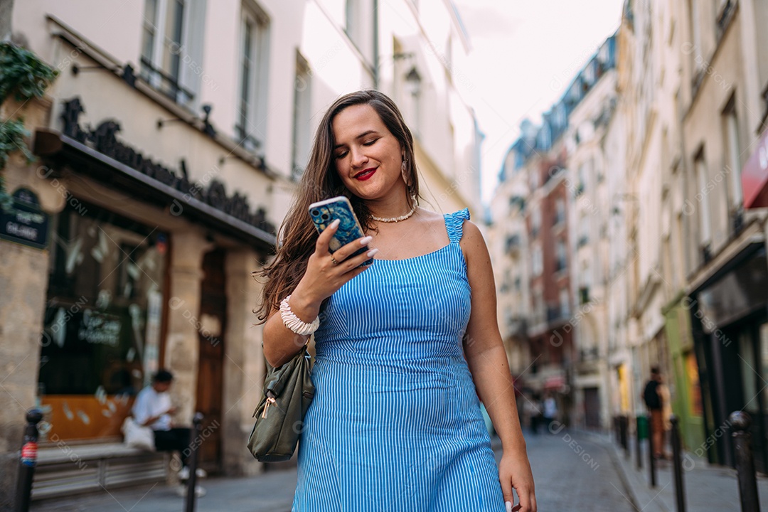 Férias em Paris. Jovem desfrutando de Paris, França. Aspirador de verão