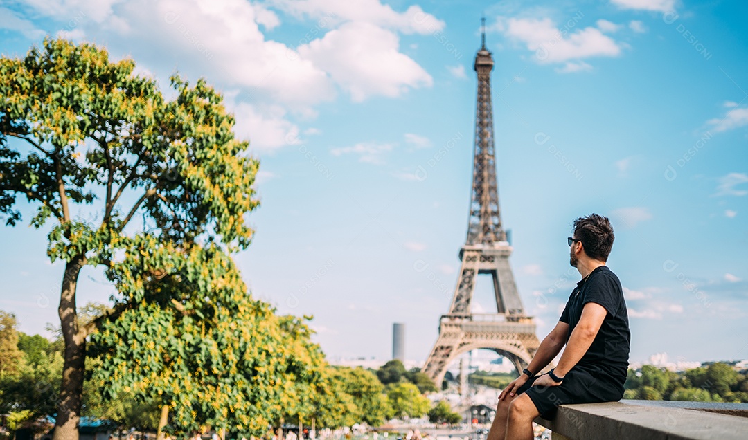 Férias em Paris. Jovem desfrutando de Paris, França. Aspirador de verão