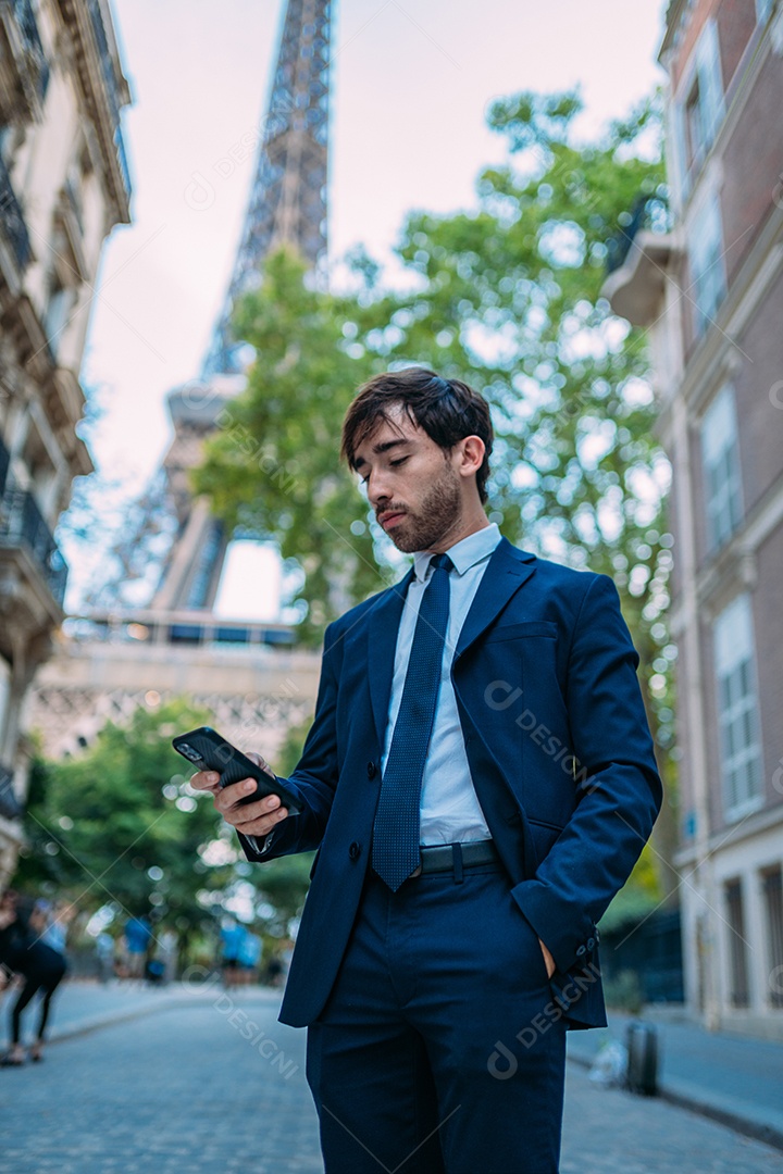Férias em Paris. Homem de terno usando seu smartphone em Paris