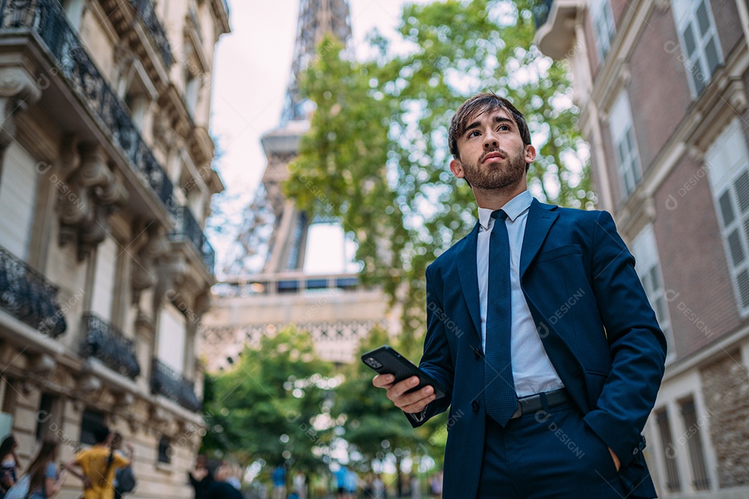 Férias em Paris. Homem de terno usando seu smartphone em Paris