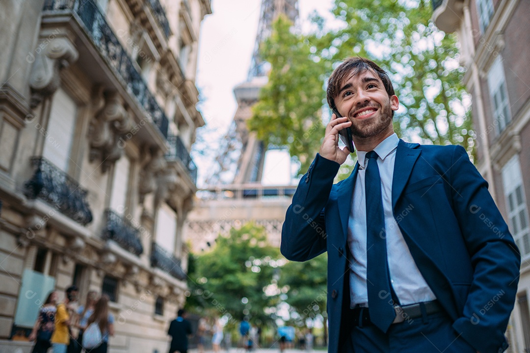 Férias em Paris. Homem de terno usando seu smartphone em Paris