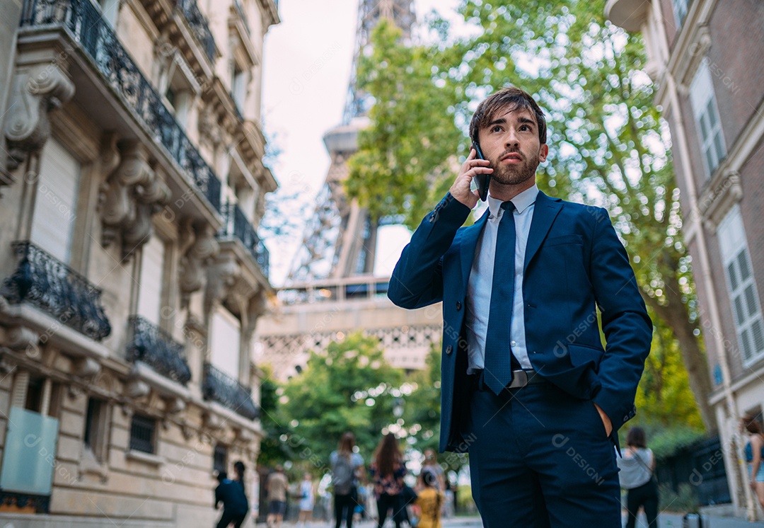 Férias em Paris. Homem de terno usando seu smartphone em Paris
