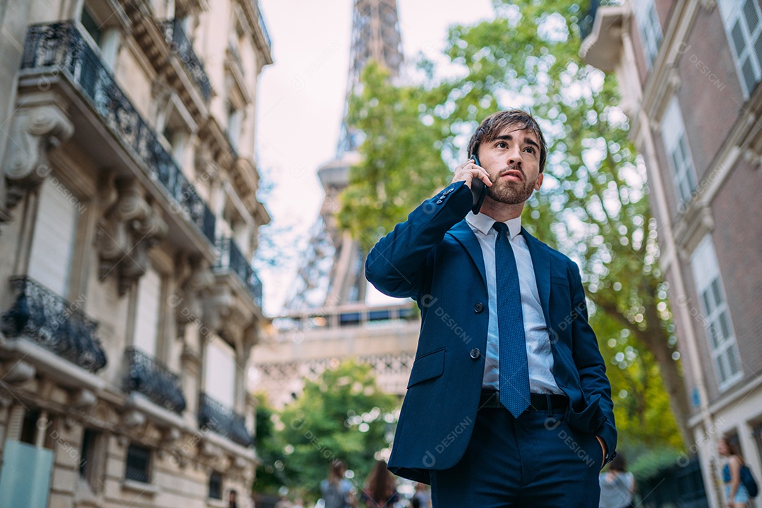 Férias em Paris. Homem de terno usando seu smartphone em Paris