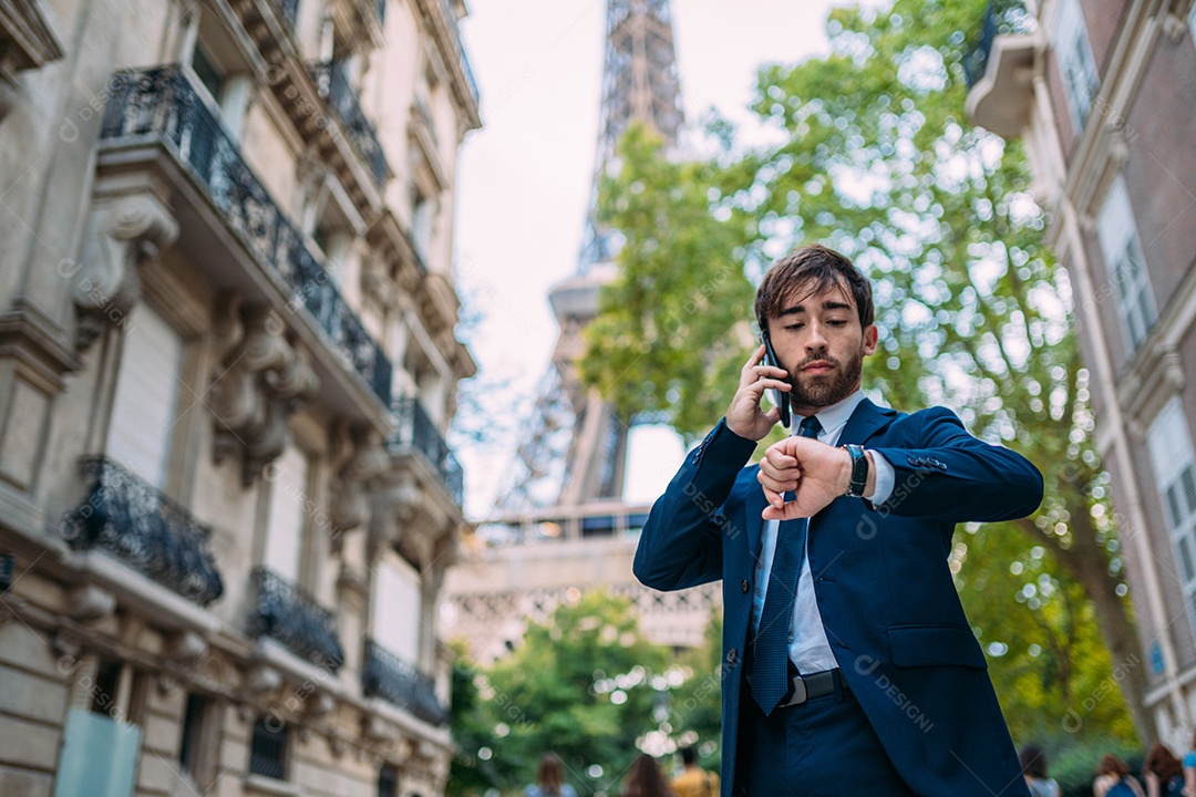 Férias em Paris. Homem de terno usando seu smartphone em Paris42