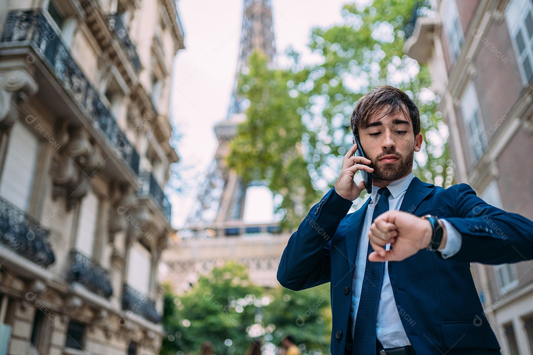 Férias em Paris. Homem de terno usando seu smartphone em Paris