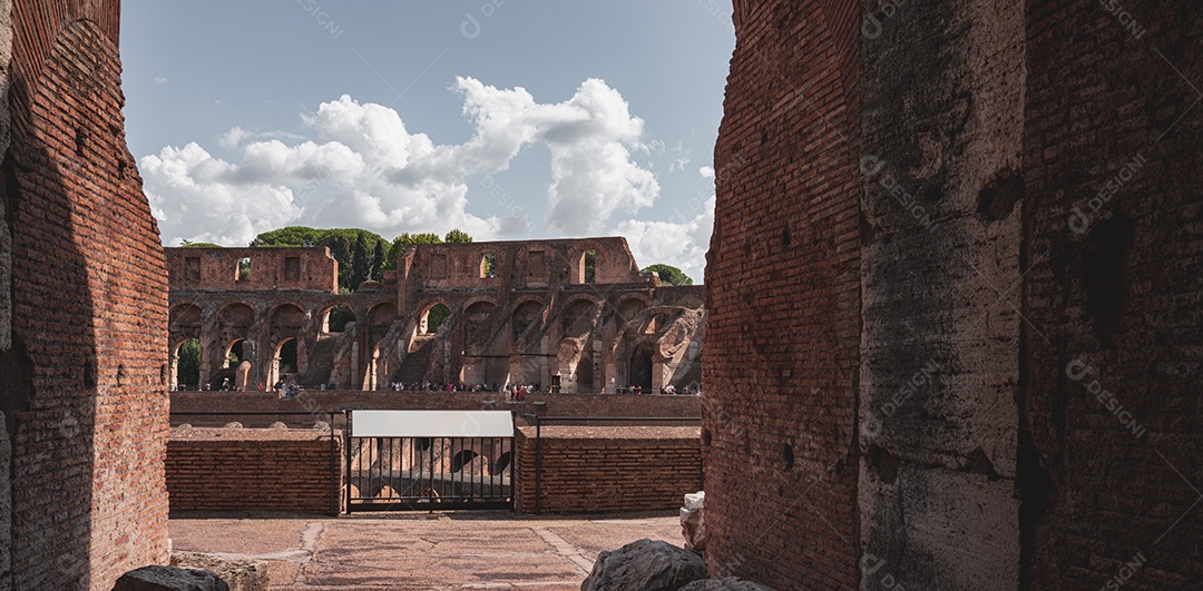 Dentro do Coliseu e dos Fóruns Imperiais em Roma, belos