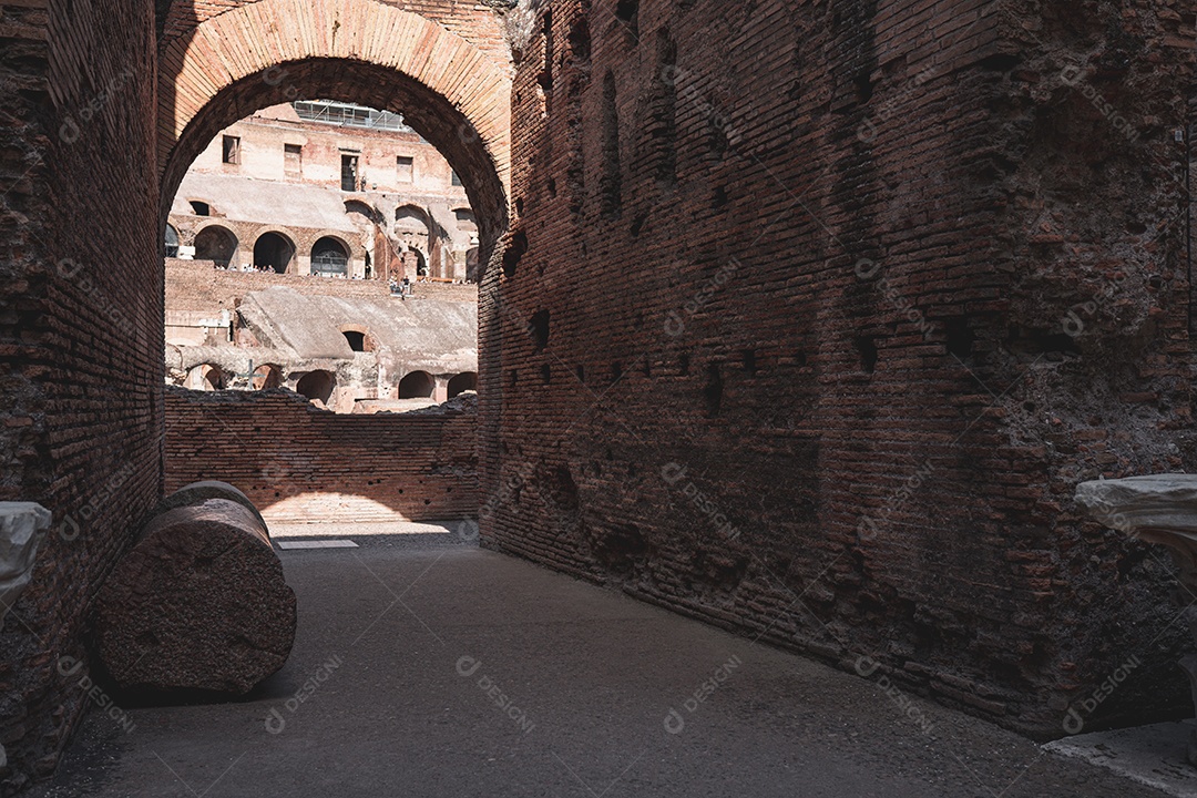 Dentro do Coliseu e dos Fóruns Imperiais em Roma, belos