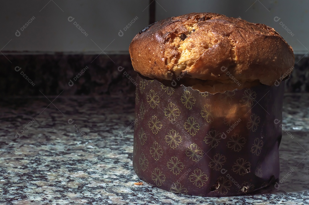 Panetone com chocolate em um conceito de natal de mesa