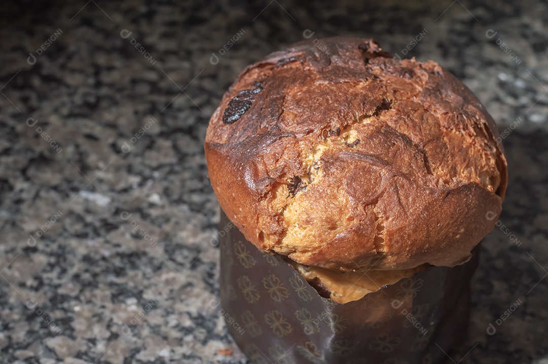 Panetone com chocolate em um conceito de natal de mesa