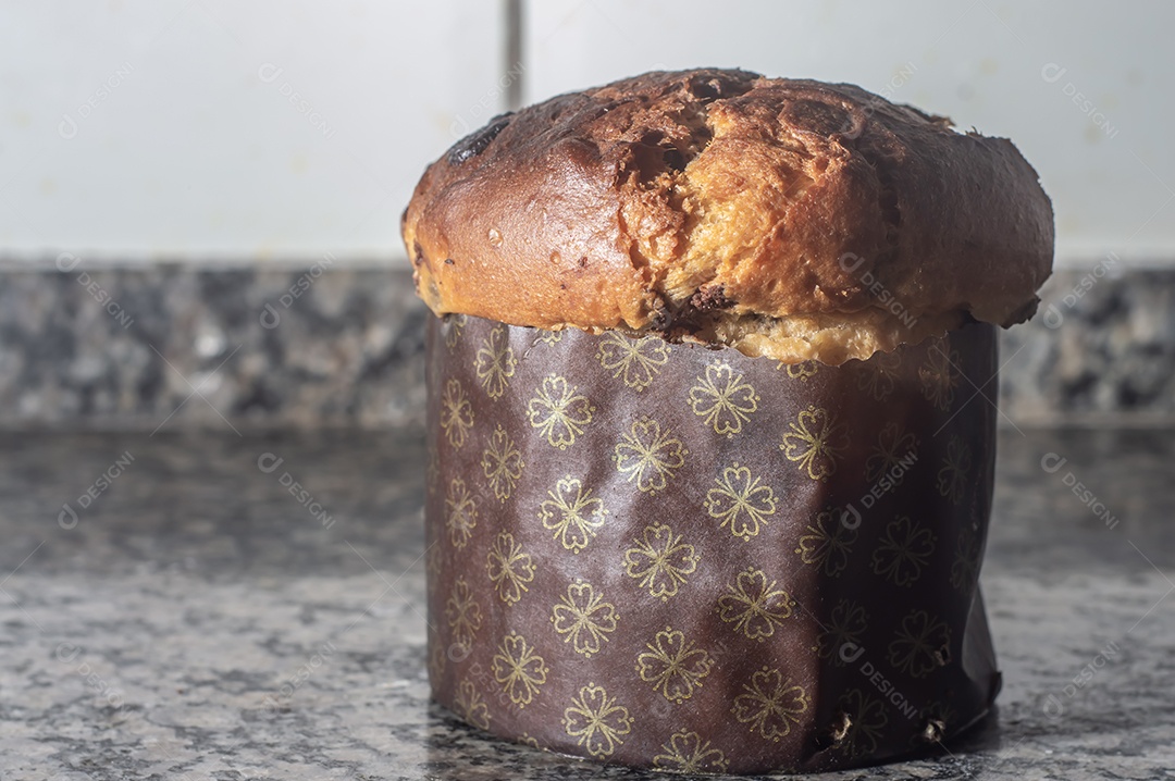 Panetone com chocolate em um conceito de natal de mesa