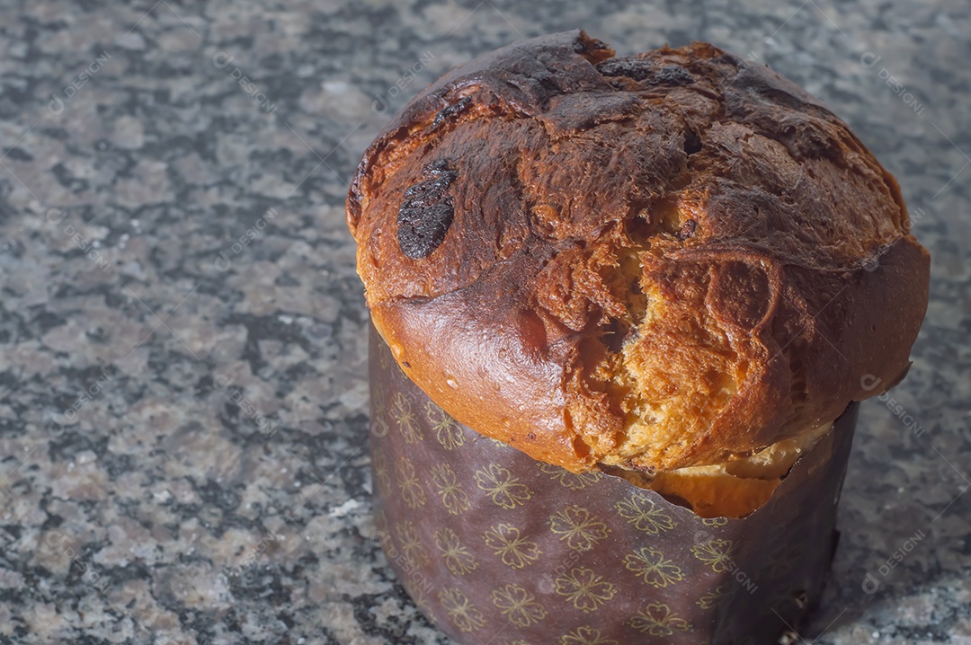 Panetone com chocolate em um conceito de natal de mesa