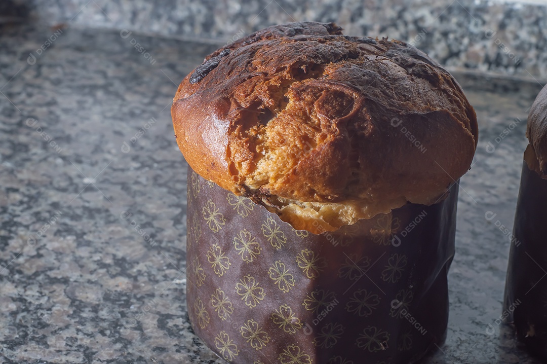 Panetone com chocolate em um conceito de natal de mesa