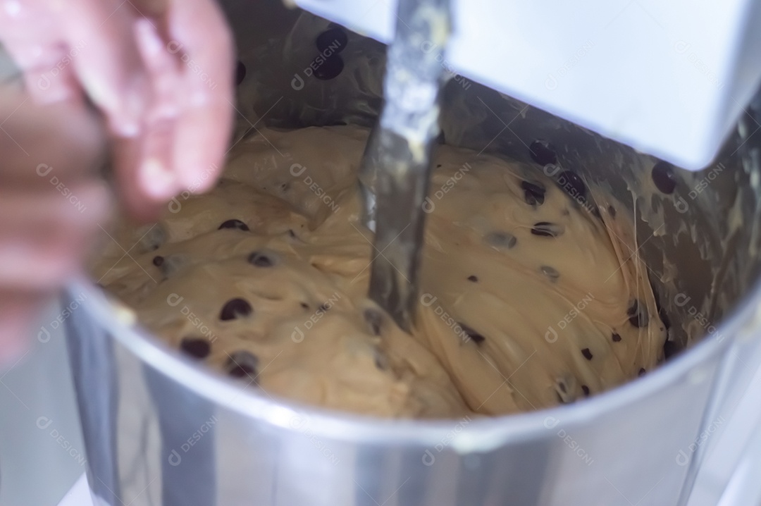 Início Pasteleiro Amassar a massa para fazer chocolate artesanal