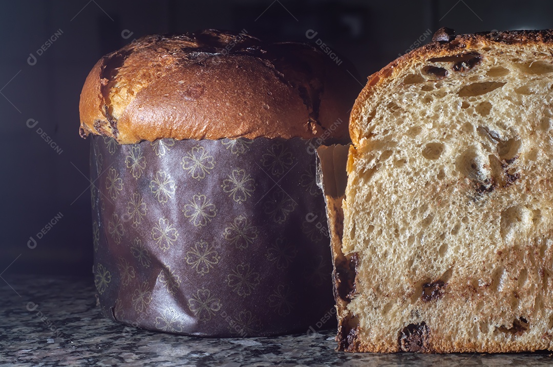 Panetone com chocolate em um conceito de natal de mesa