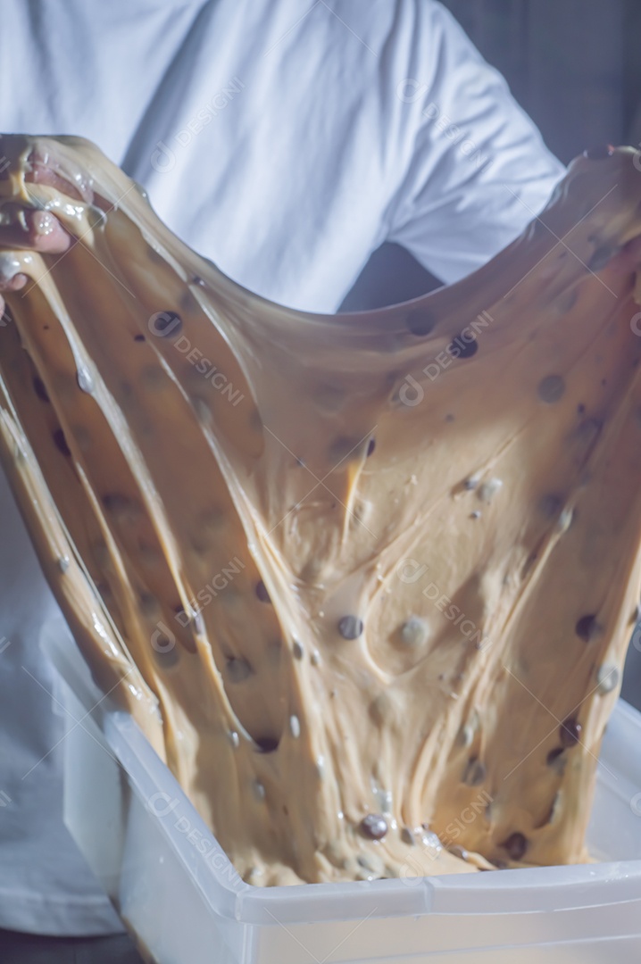 Início Pasteleiro Amassar a massa para fazer chocolate artesanal