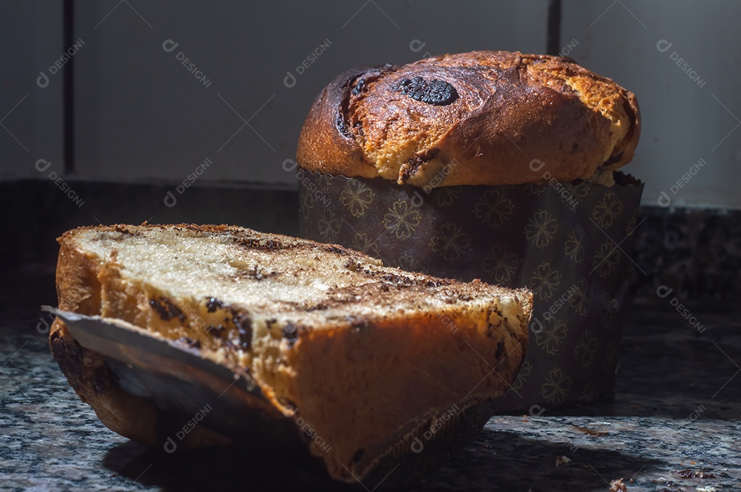 Panetone com chocolate em um conceito de natal de mesa