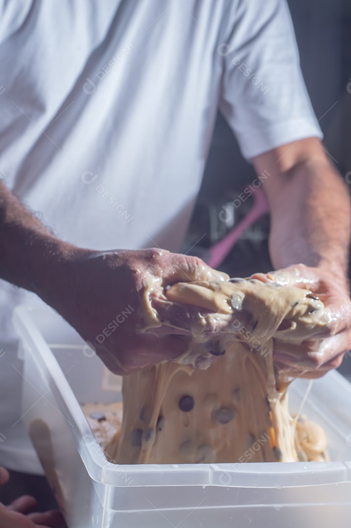 Início Pasteleiro Amassar a massa para fazer chocolate artesanal