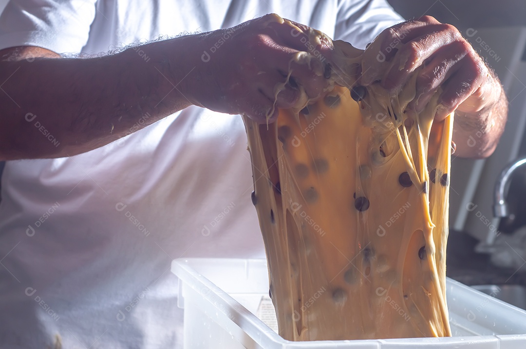 Início Pasteleiro Amassar a massa para fazer chocolate artesanal