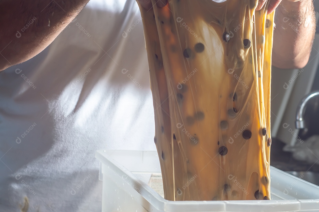 Início Pasteleiro Amassar a massa para fazer chocolate artesanal