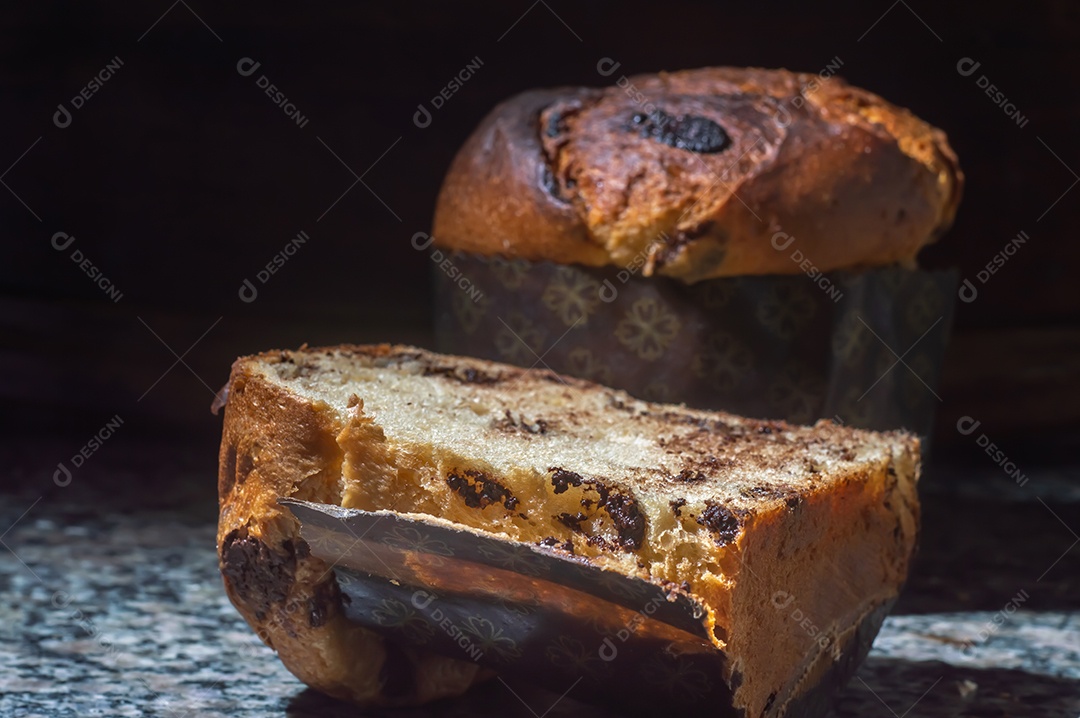 Panetone com chocolate em um conceito de natal de mesa