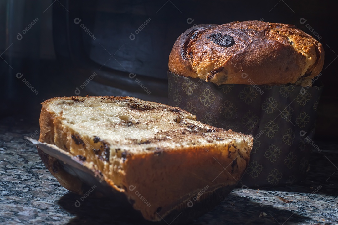 Panetone com chocolate em um conceito de natal de mesa