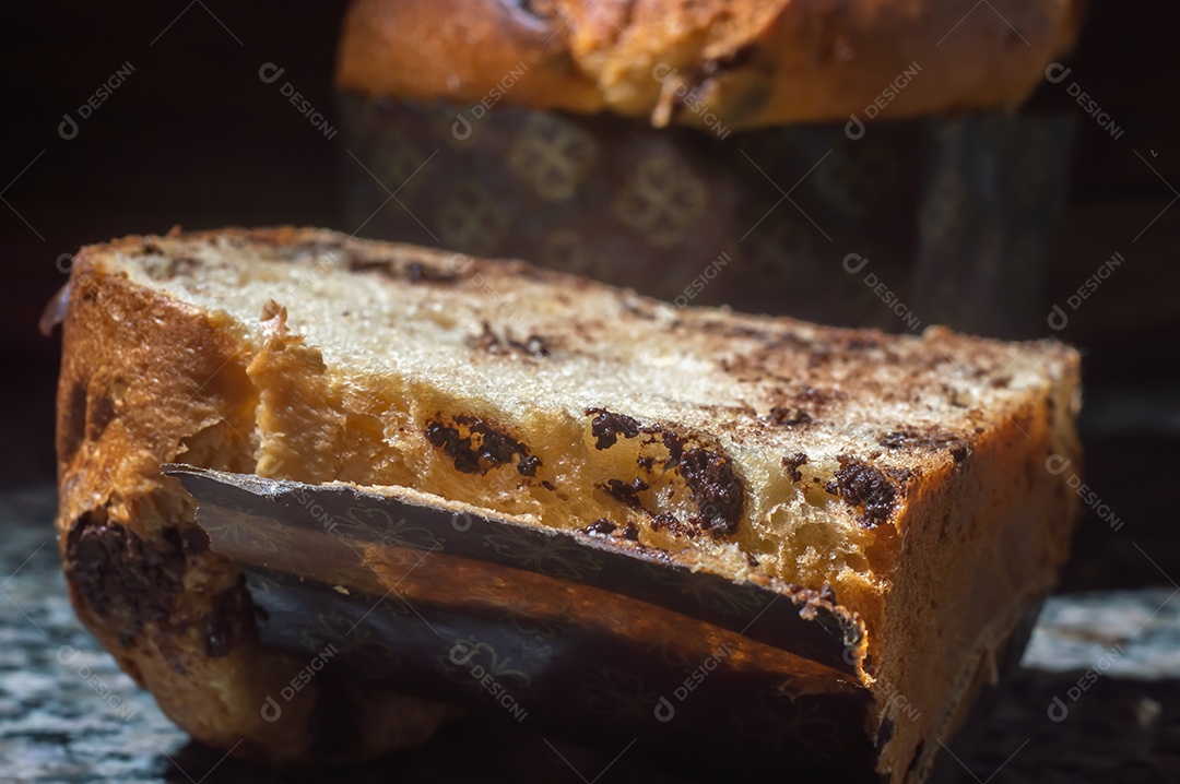 Panetone com chocolate em um conceito de natal de mesa