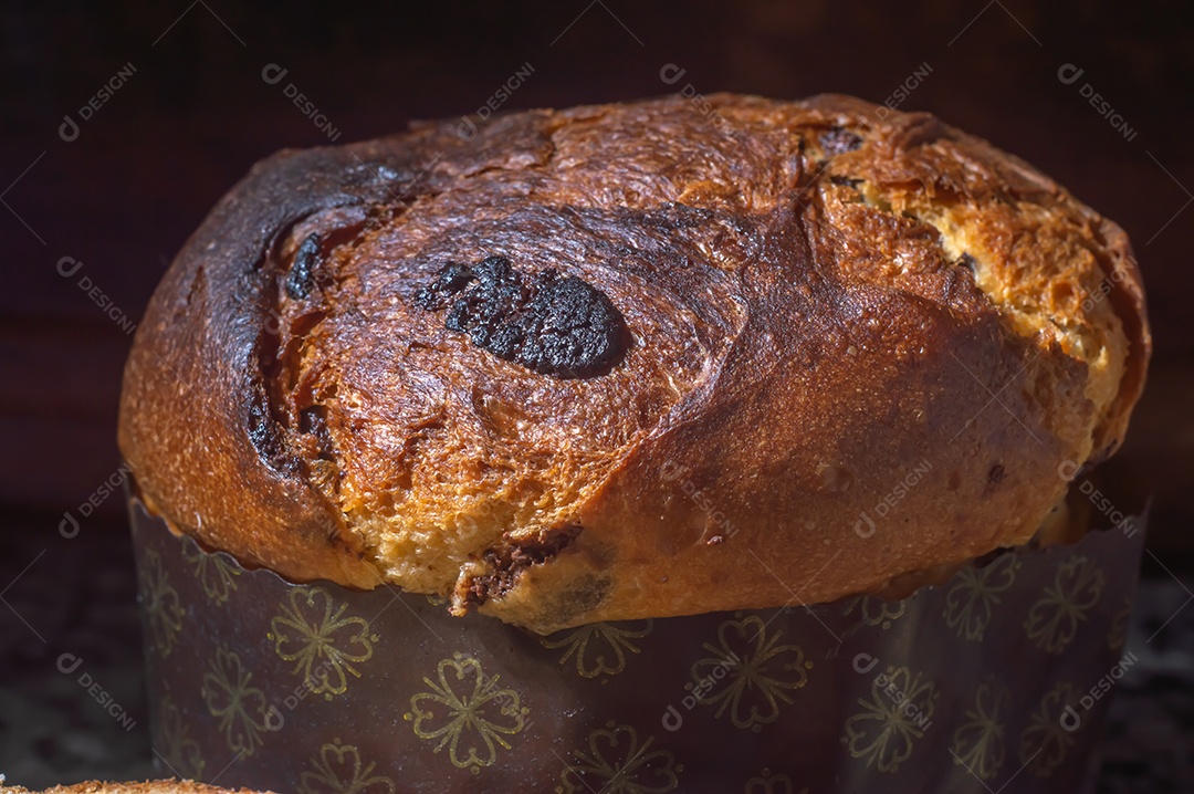 Panetone com chocolate em um conceito de natal de mesa