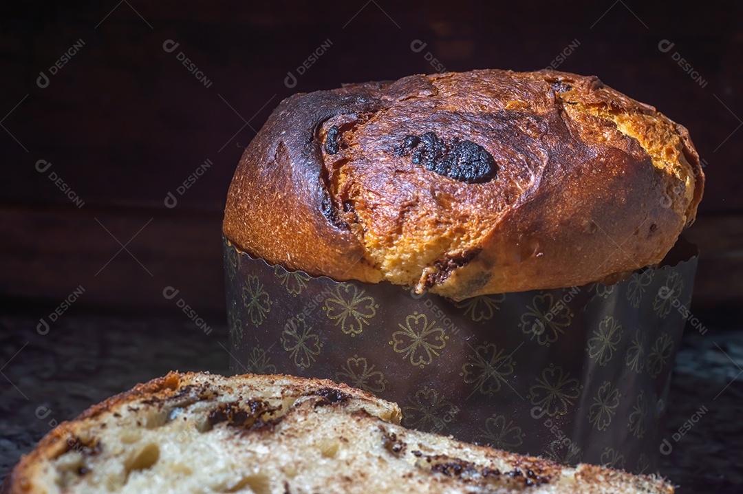 Panetone com chocolate em um conceito de natal de mesa