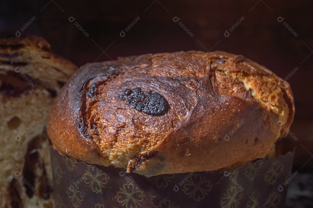 Panetone com chocolate em um conceito de natal de mes