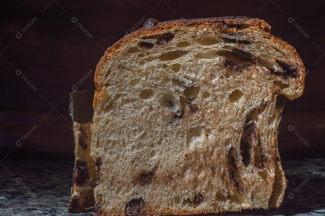 Panetone com chocolate em um conceito de natal de mesa