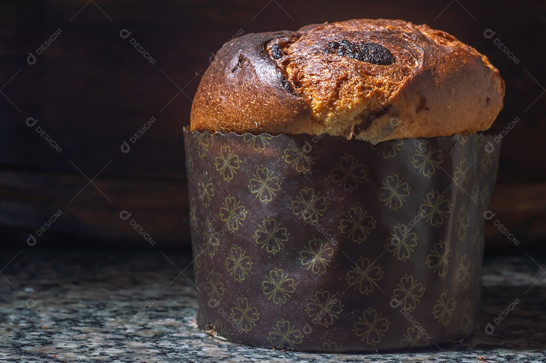 Panetone com chocolate em um conceito de natal de mesa