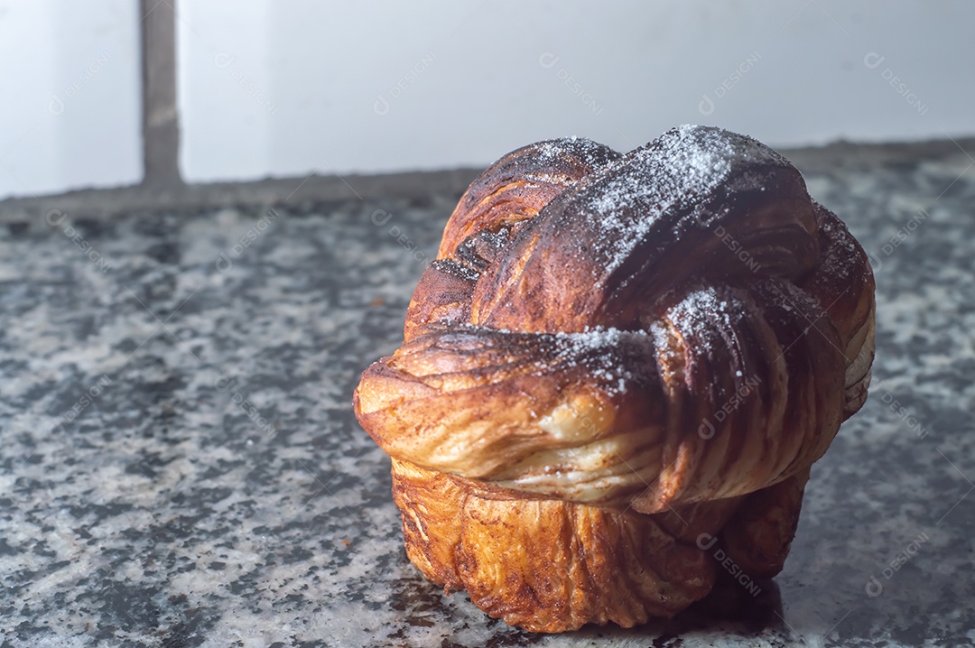 Pastelaria com pó de açúcar em uma mesa de madeira rústica