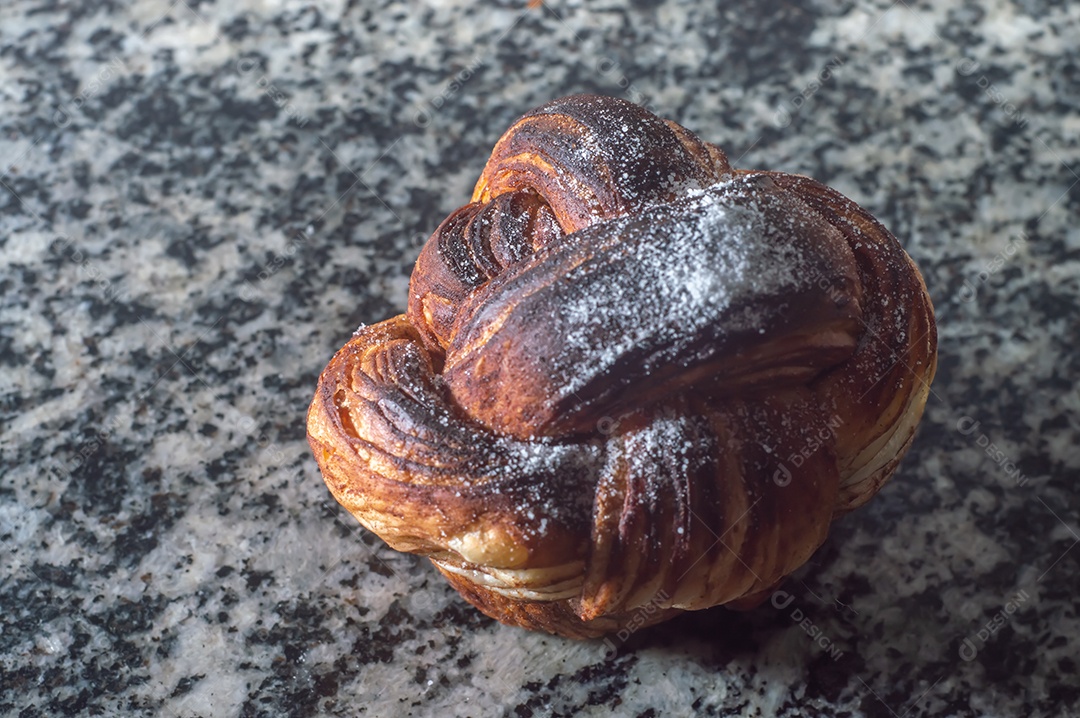 Pastelaria com pó de açúcar em uma mesa de madeira rústica