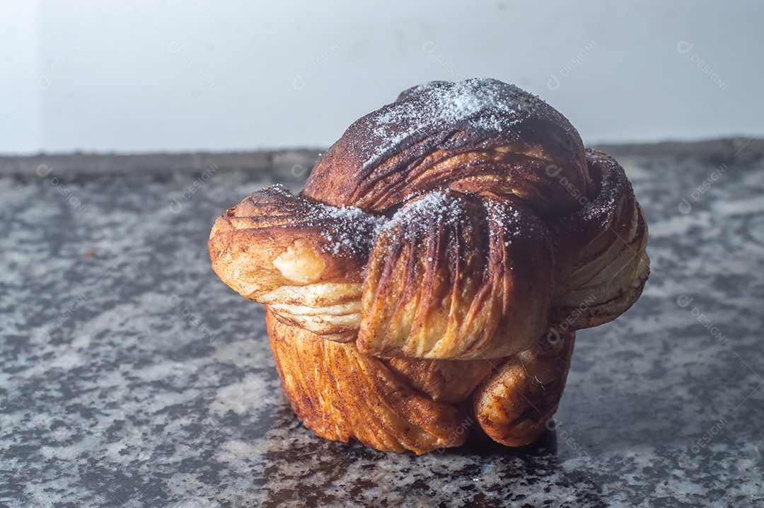Pastelaria com pó de açúcar em uma mesa de madeira rústica