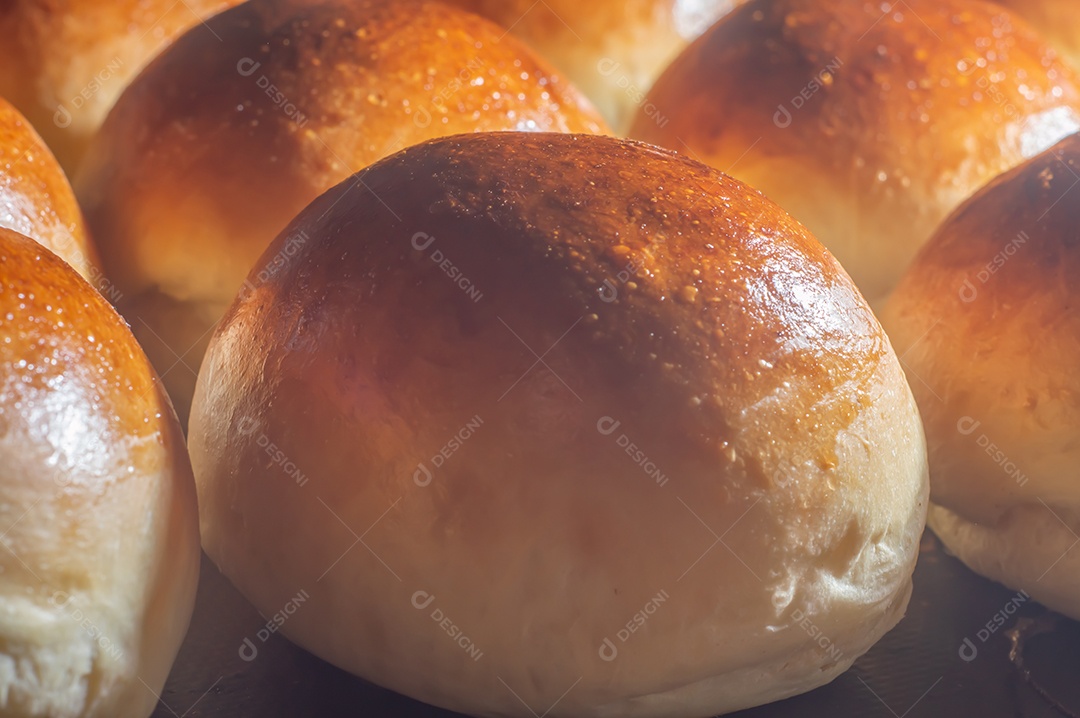 Pães de hambúrguer de brioche doce caseiro, textura com vários brio