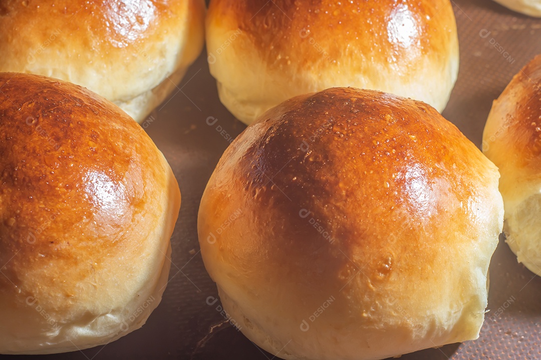 Pães de hambúrguer de brioche doce caseiro, textura com vários brio