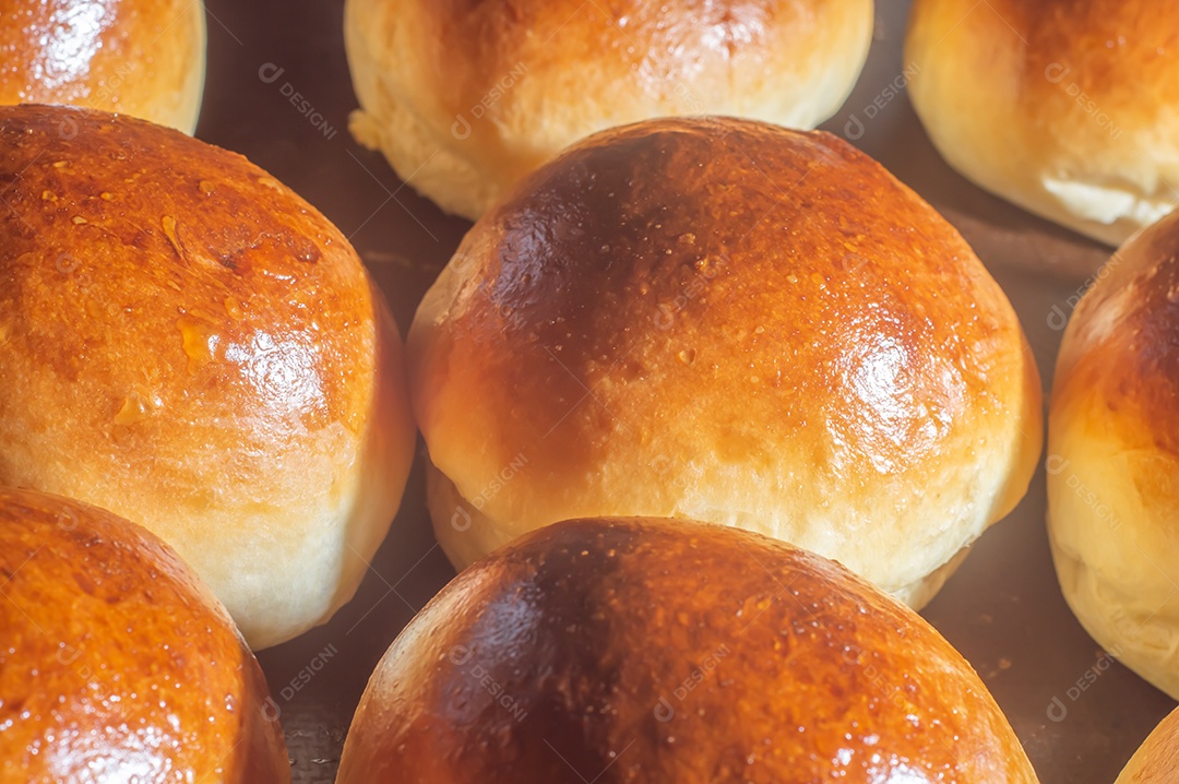 Pães de hambúrguer de brioche doce caseiro, textura com vários brio