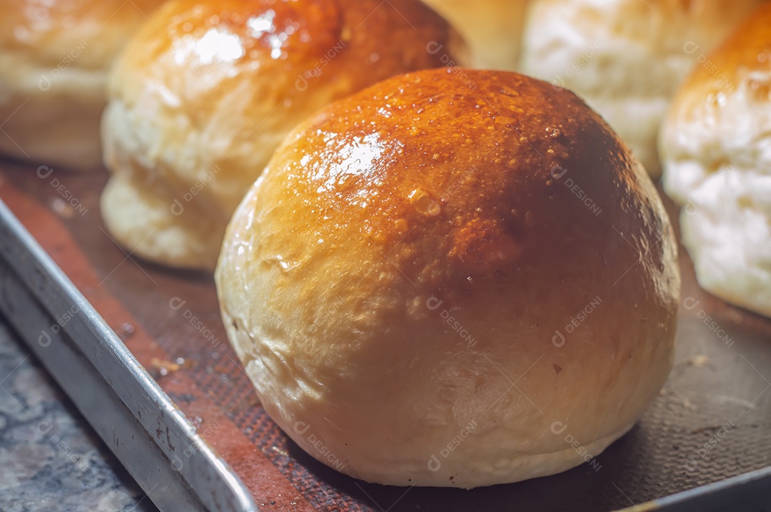 Pães de hambúrguer de brioche doce caseiro, textura com vários brioche