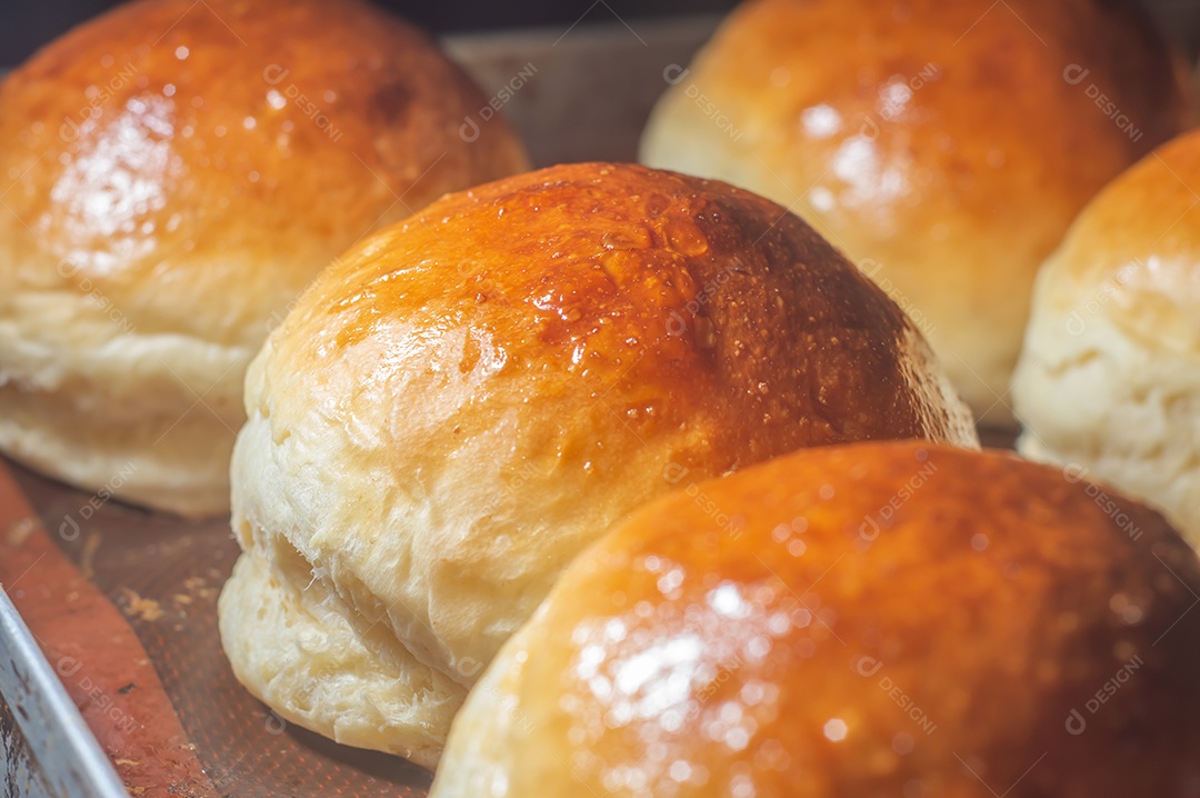 Pães de hambúrguer de brioche doce caseiro, textura com vários brioche