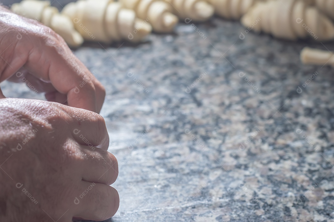 Padeiro fazendo croissant antes de ir ao forno, conceito de padaria