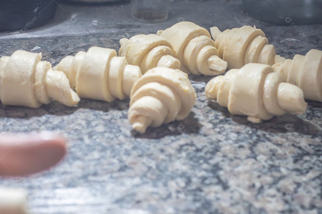 Padeiro fazendo croissant antes de ir ao forno, conceito de padaria