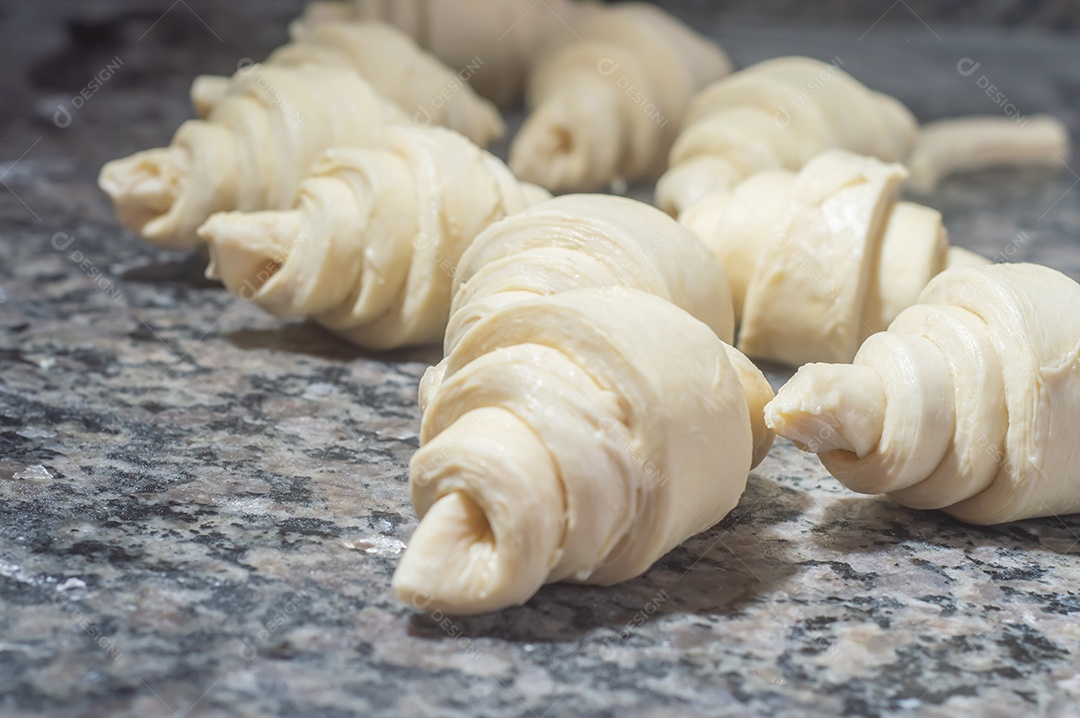 Padeiro fazendo croissant antes de ir ao forno, conceito de padaria