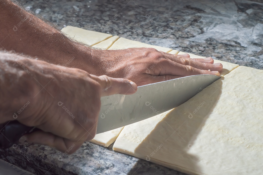 Padeiro fazendo croissant antes de ir ao forno, conceito de padaria