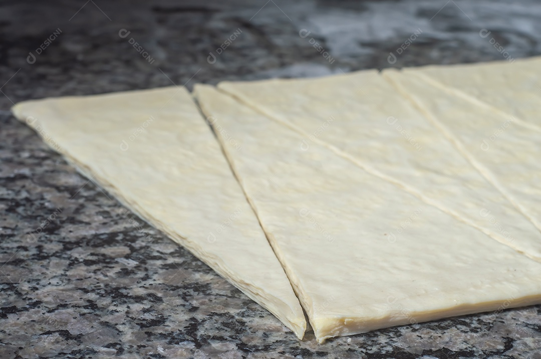 Baker fazendo croissant antes de ir ao forno, conceito de padaria