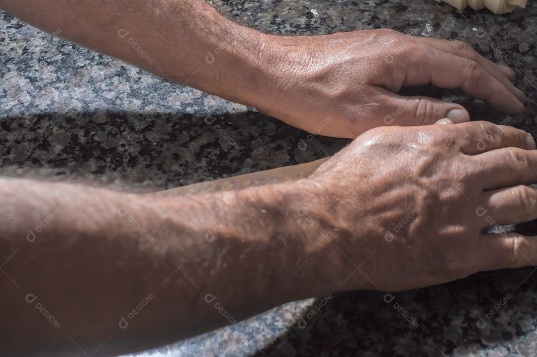 Padeiro fazendo croissant antes de ir ao forno, conceito de padaria